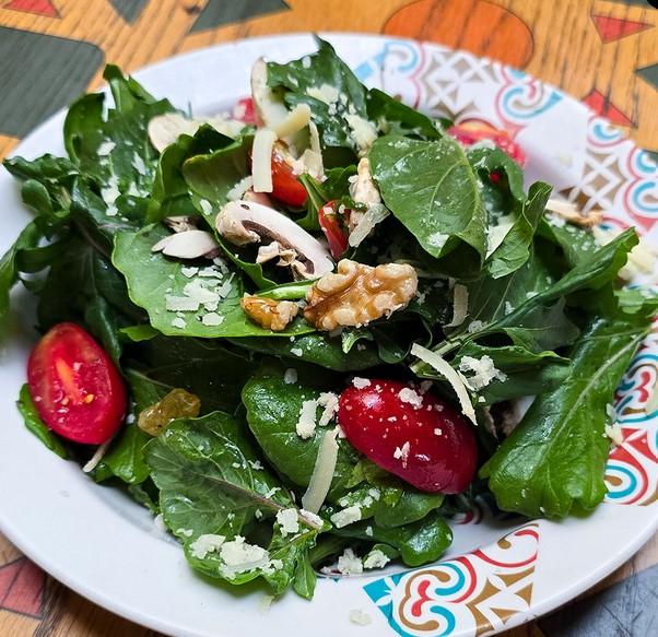 سلطة الجرجير بالفطر