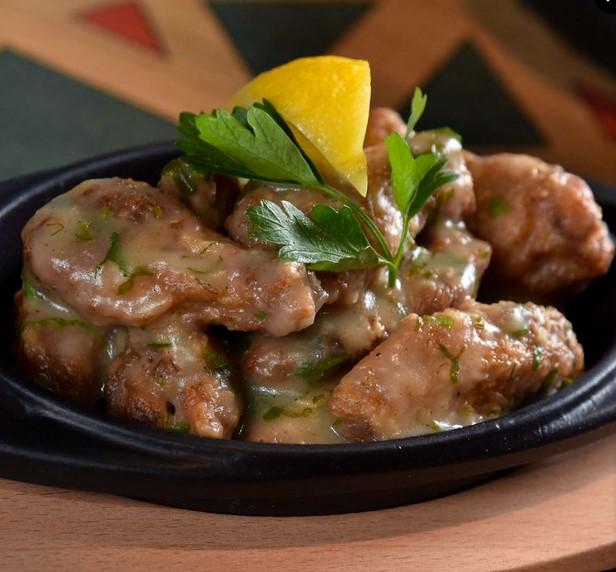 أجنحة الدجاج بالثوم والليمون