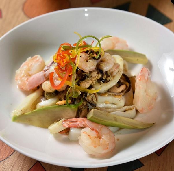 سلطة بحرية مع صوص الليمون